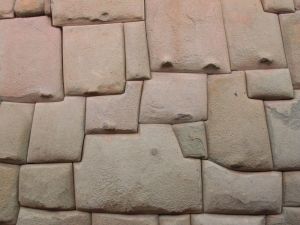 Mauerwerk in Cusco. Puzzlen fuer Fortgeschrittene